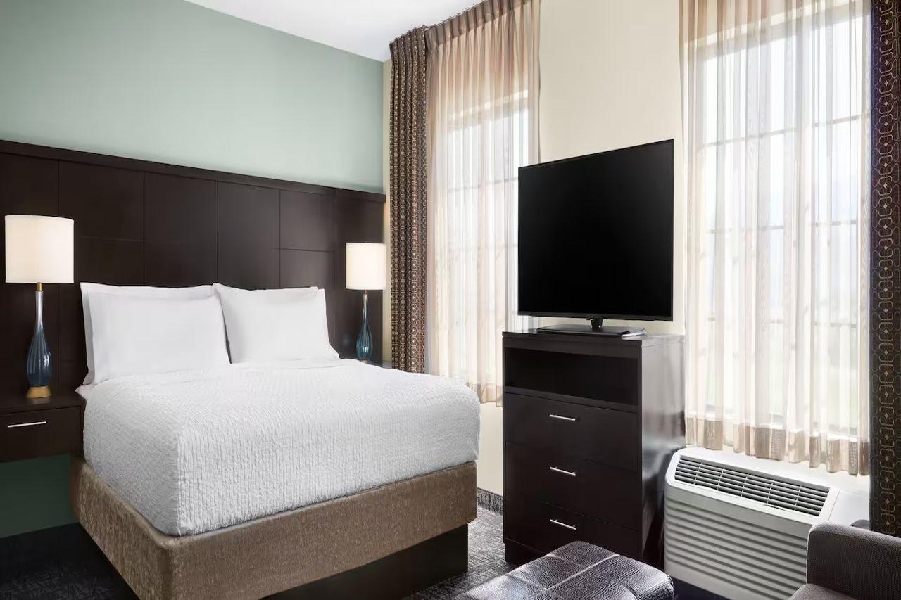 Hampton Inn & Suites Катидрал-Сити Экстерьер фото