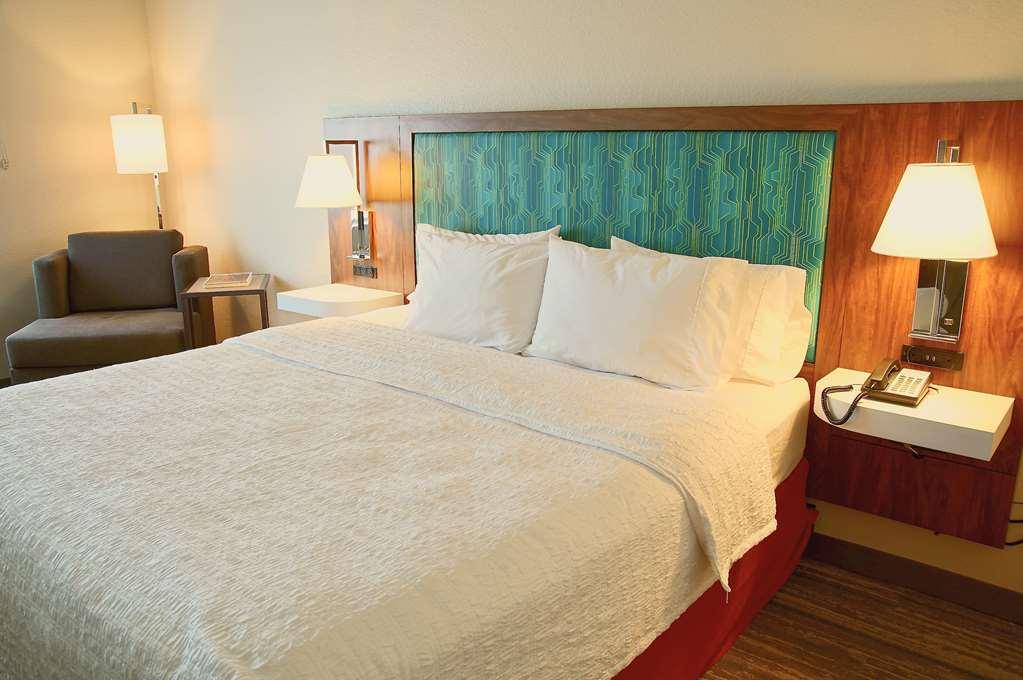 Hampton Inn & Suites Катидрал-Сити Номер фото