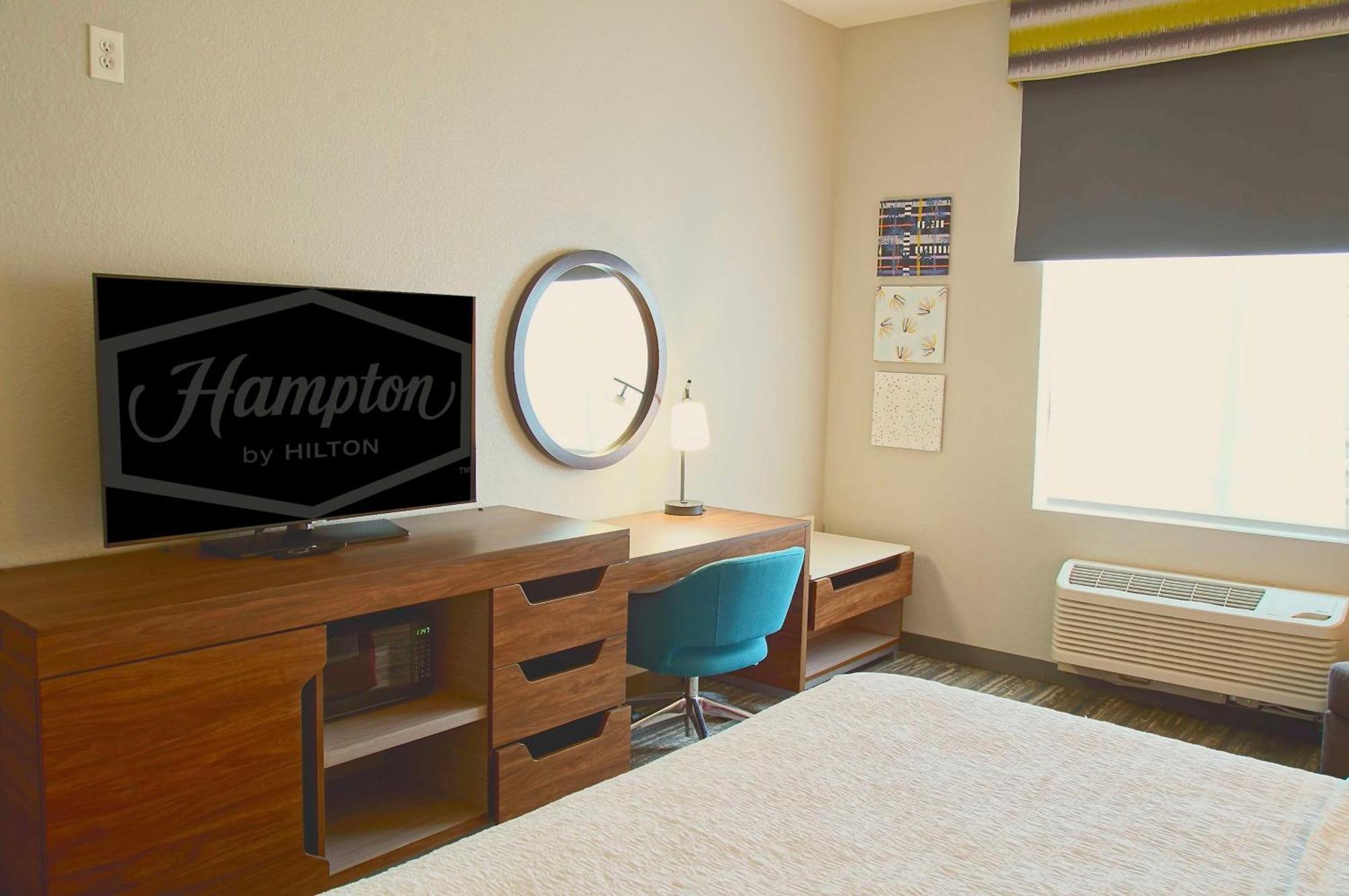 Hampton Inn & Suites Катидрал-Сити Экстерьер фото